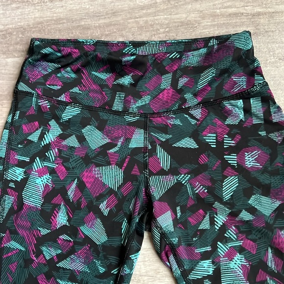 Material Girl women’s capri legging - Picture 2 of 4